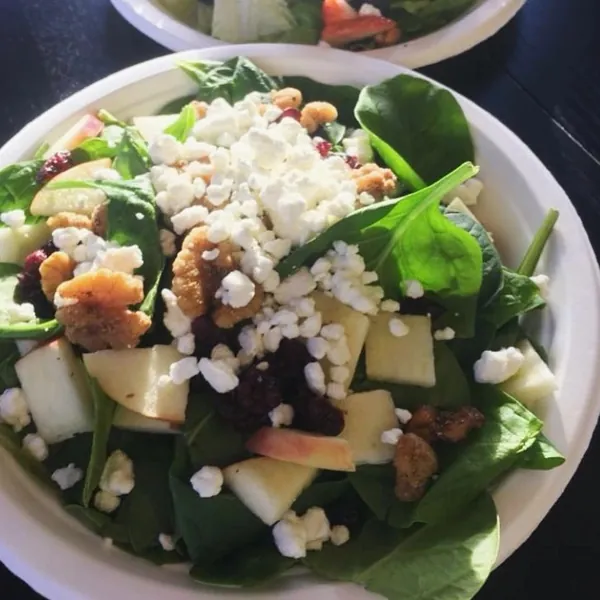Spinach salad with goat cheese and apples